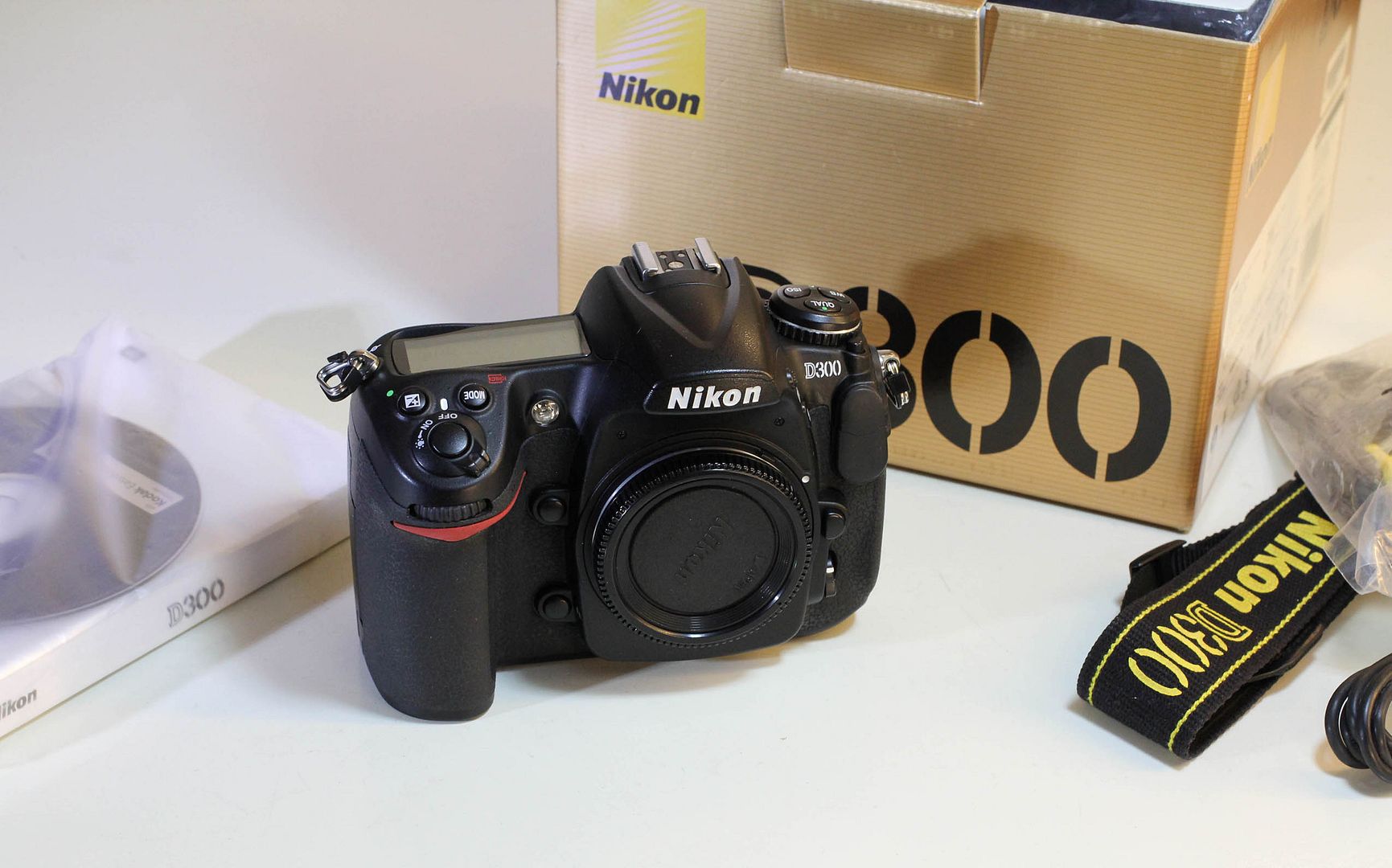 http://i54.photobucket.com/albums/g115/chuacotien/Nikon/Nikon%20DSLR/d300_zpsyzjlk3aw.jpg