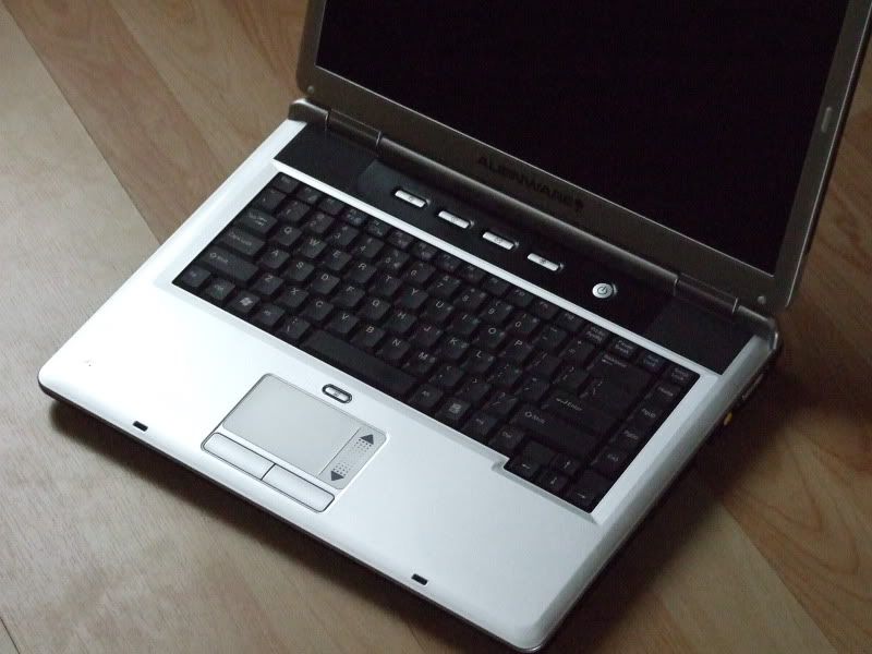 http://i54.photobucket.com/albums/g118/trungbeo2410/Alienware/DSCF0680.jpg