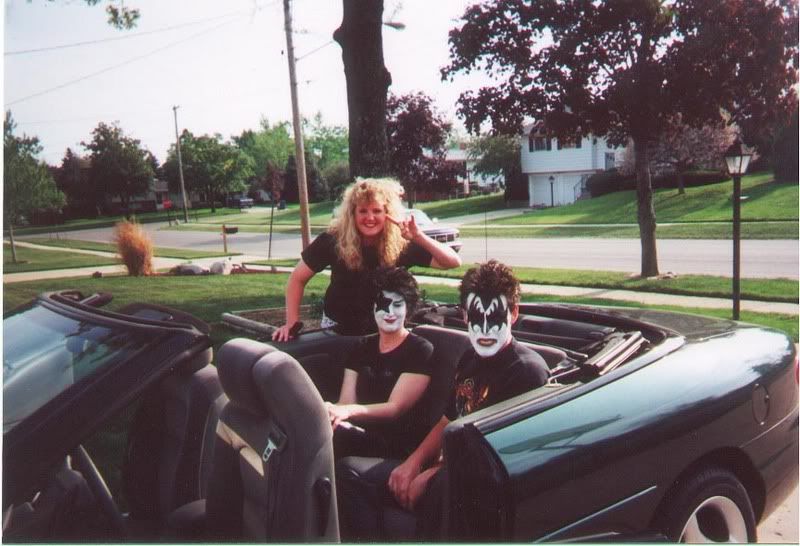 http://i54.photobucket.com/albums/g94/AverageJoe_2006/kiss.jpg